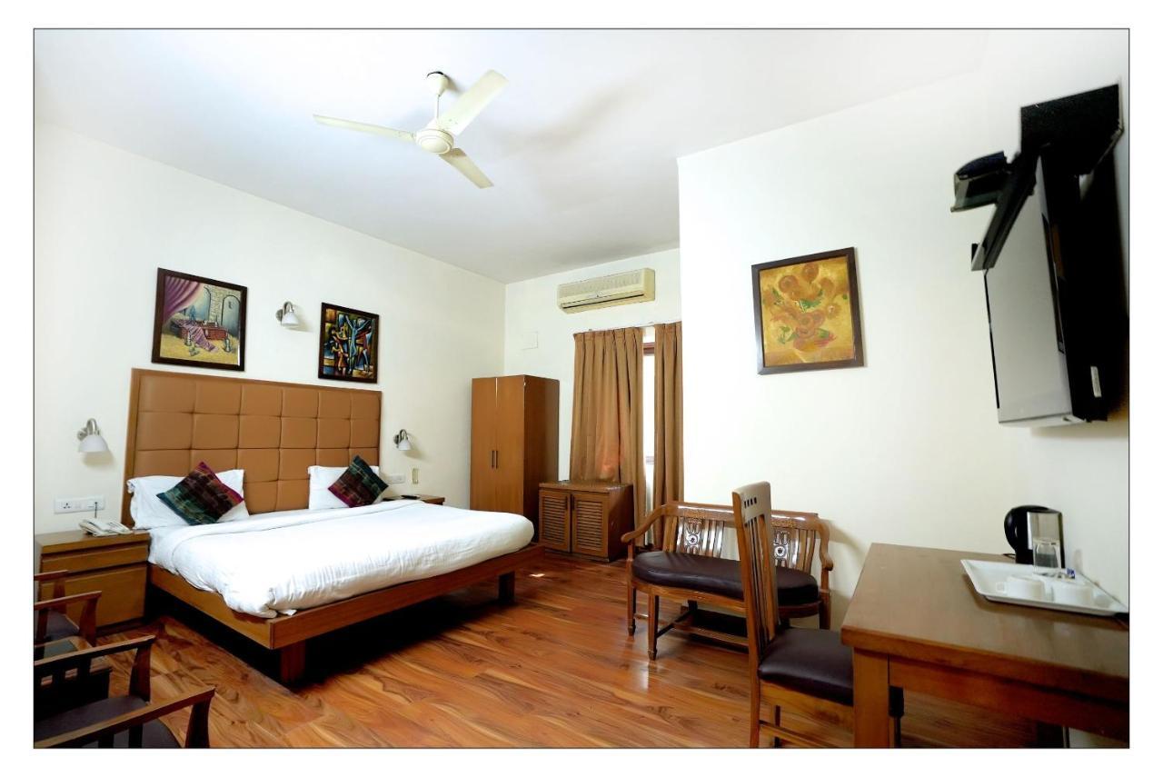 Hotel Oscar - Hauz Khas New Delhi Exteriör bild