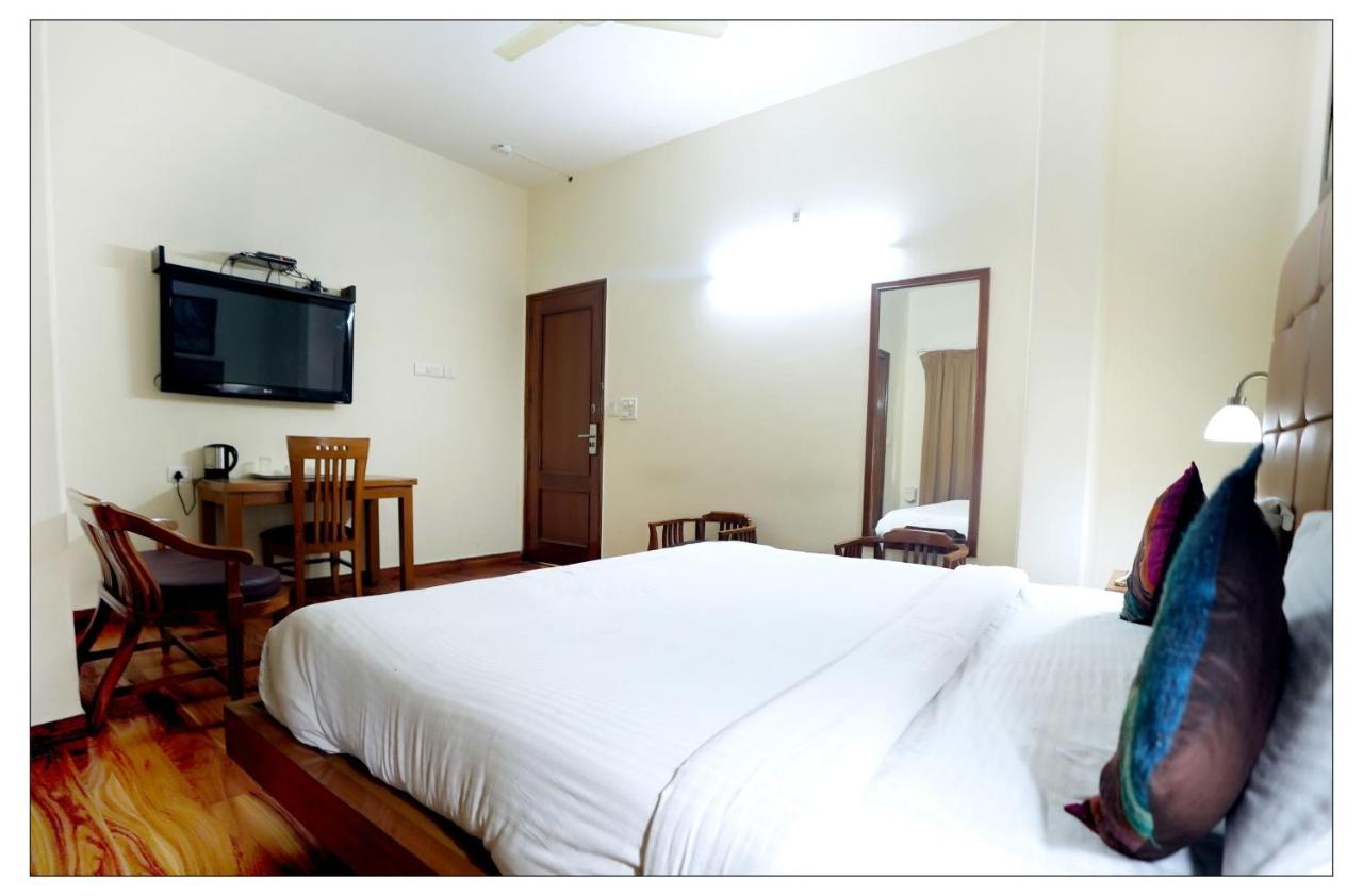 Hotel Oscar - Hauz Khas New Delhi Exteriör bild